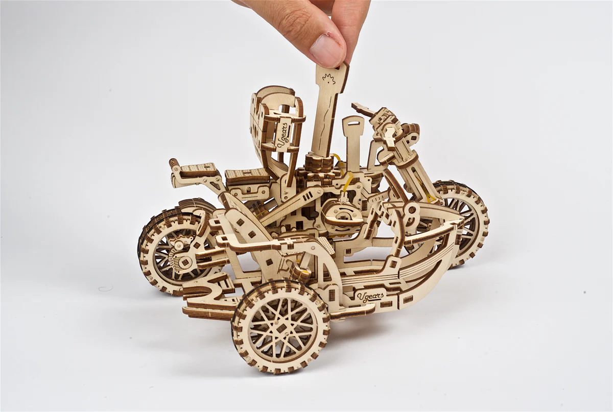 Kit maquette à construire Ugears Moto Scrambler avec side-car - Image 2
